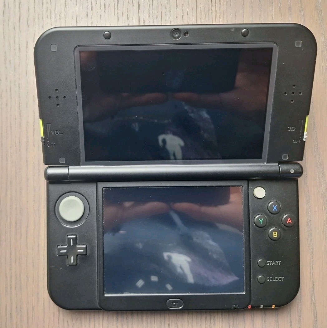 New Nintendo 3DS XL Lime Black | Charger + 32GB SD Card | Region Free