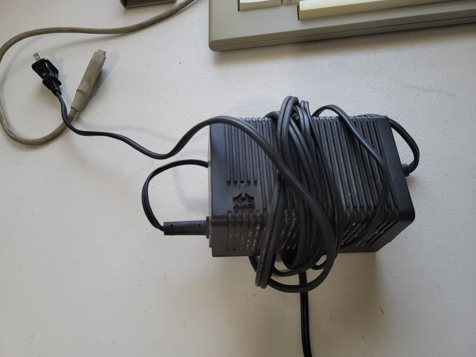 Atari XEGS Console w/ Keyboard, Joystick, Light Gun & Game – Tested & Working