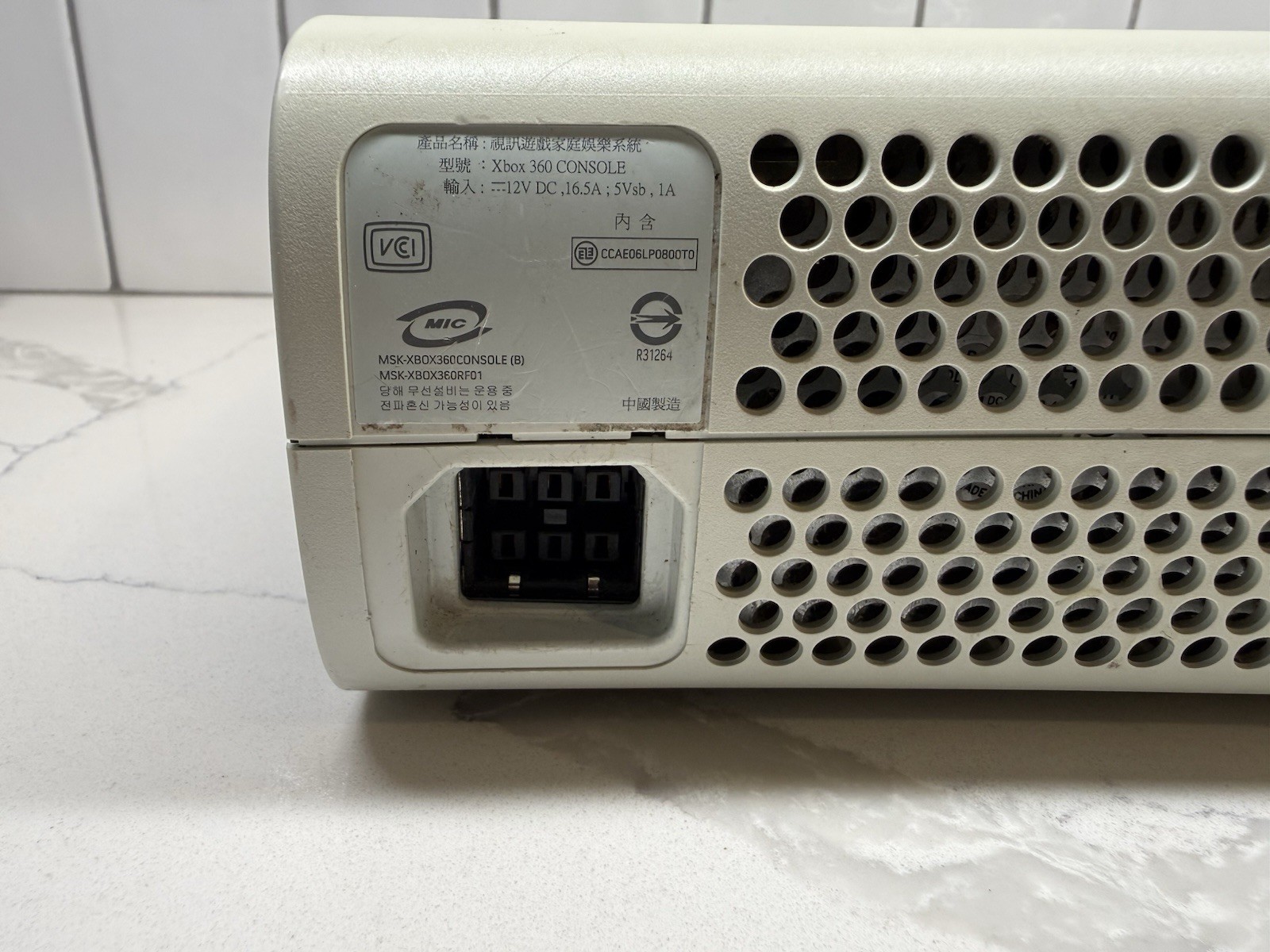 Microsoft Xbox 360 White Console NOT WORKING FOR PARTS ONLY – No Cords Red Ring