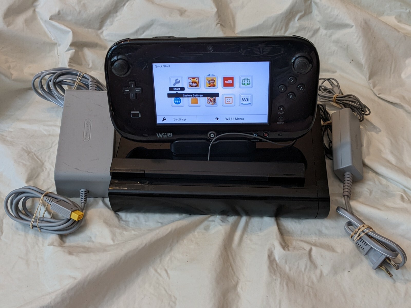 Nintendo Wii U Console 32GB Bundle + Wii U Game Pad Power Cords Working