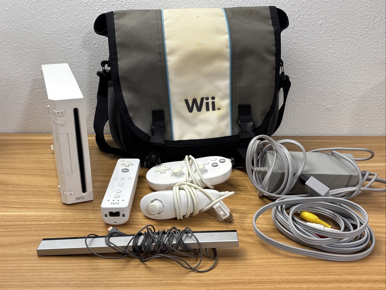 Nintendo Wii RVL-001 Bundle 1 Controller 1 Nunchuk 1 Game Controller Wii Bag