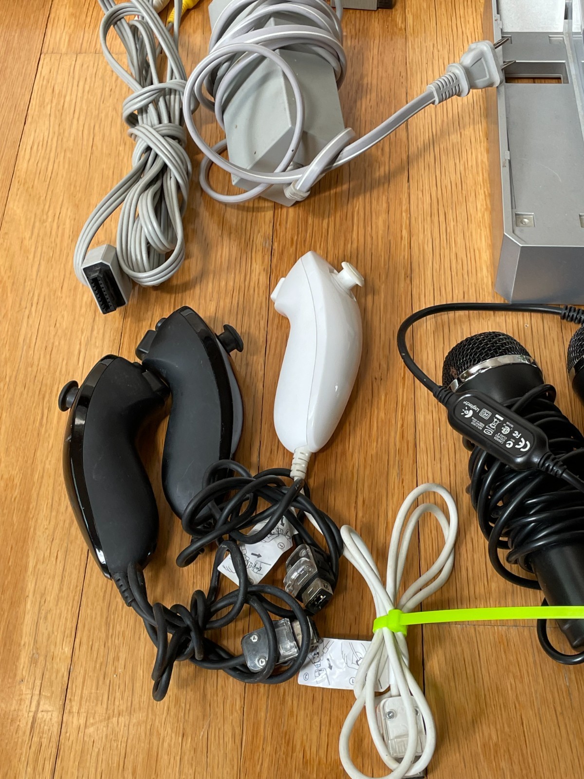 NINTENDO WII CONSOLE BUNDLE WITH 2 MICROPHONES 2 CONTROLLERS 3 NUNCHUCKS TESTED