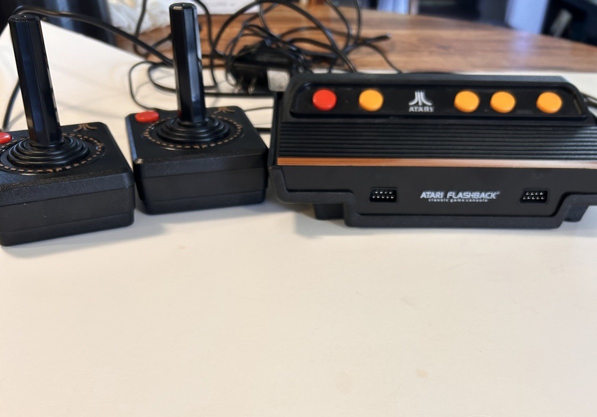 Atari Flashback 8 Classic Gaming Console W/105 Retro Games Preloaded 2 Joystk