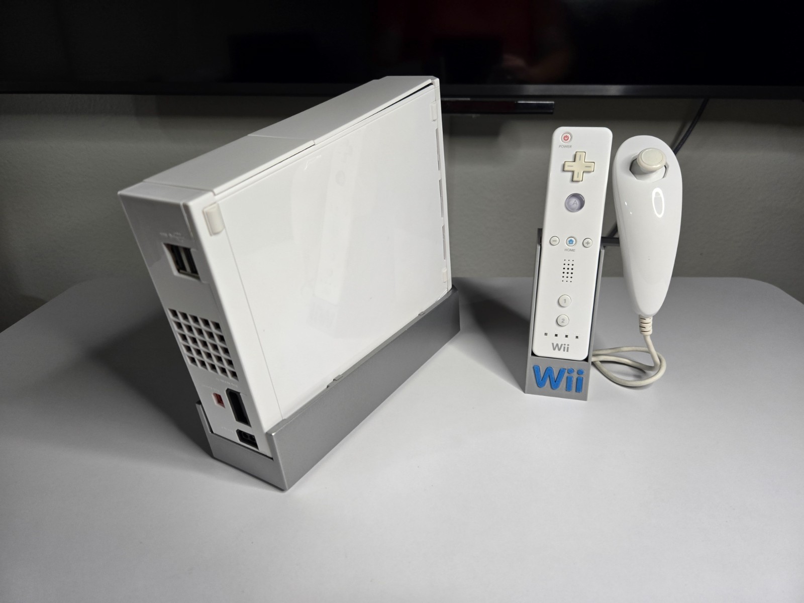 Nintendo Wii Console White + Plays GameCube Games + USA + Renewed + Free Stand