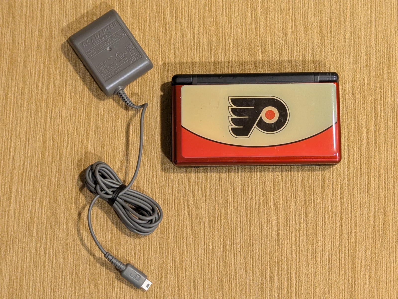 Nintendo DS Lite USG-001 Handheld Console Red/Black Flyers hockey w/ OEM Charger
