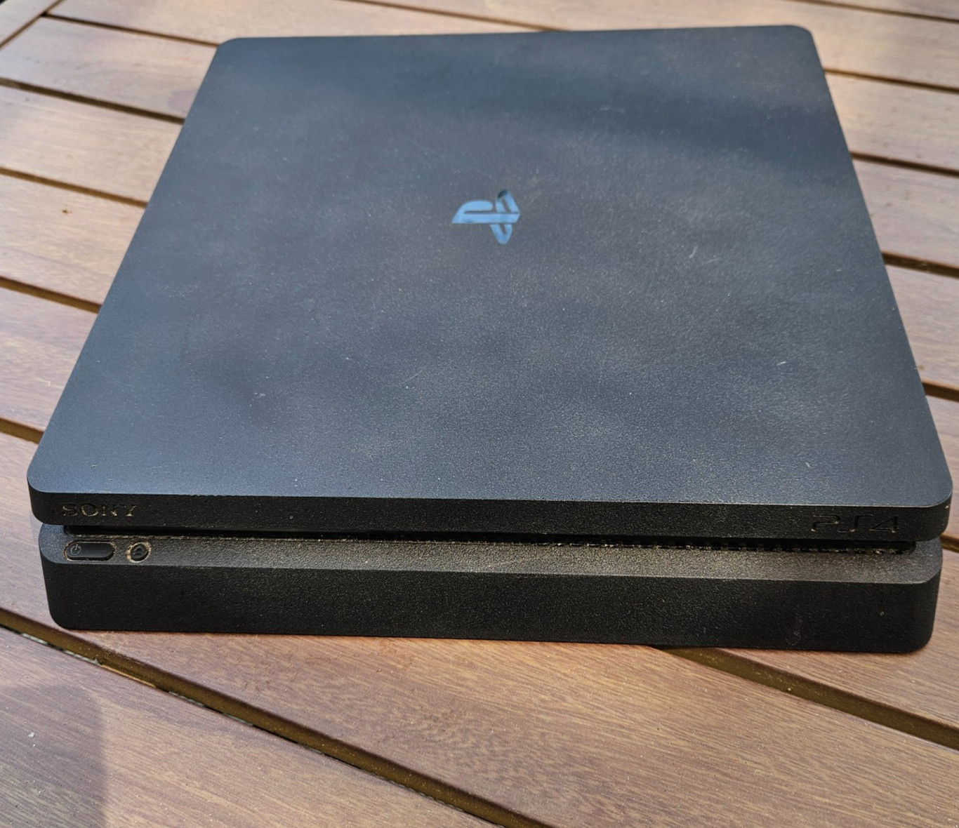 Sony PlayStation 4 Slim console 1TB – Black – 2 Controllers and charger CUH-2215