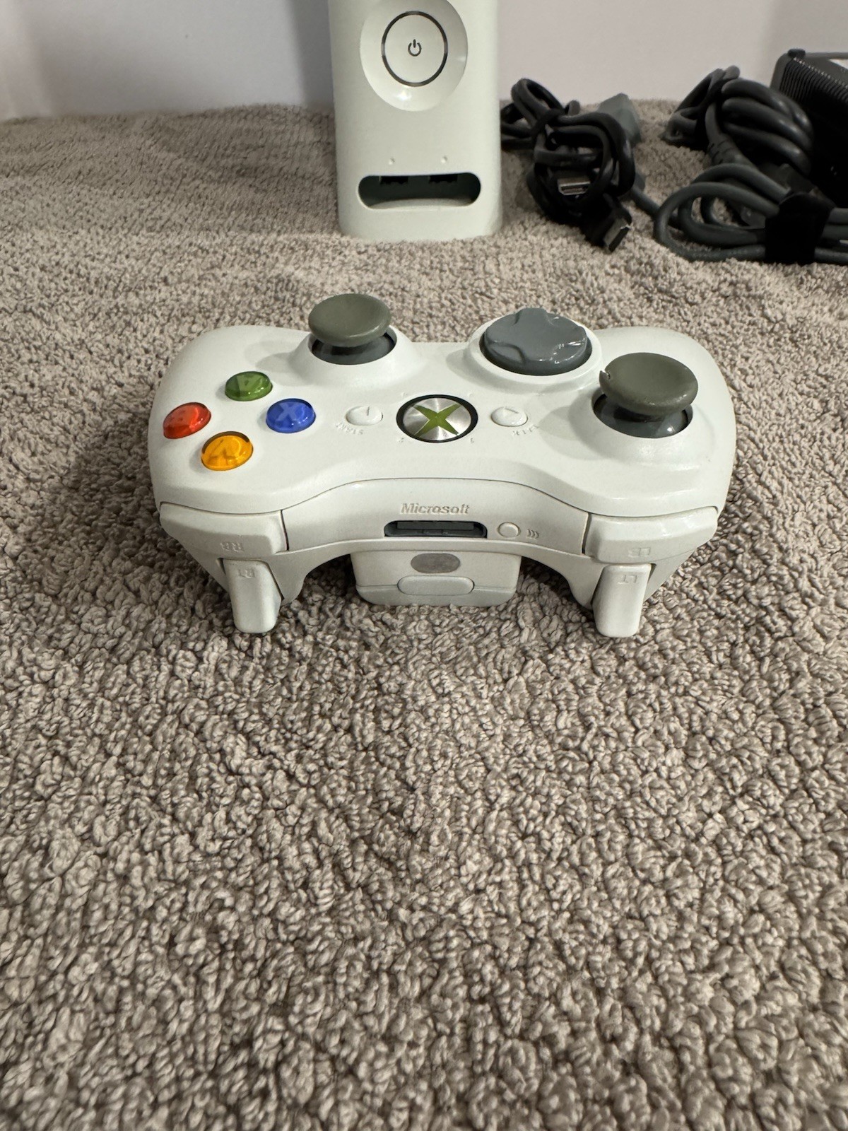 Microsoft Xbox 360 System Bundle 60GB White Console w/ 3 Games Power Cord and Ca
