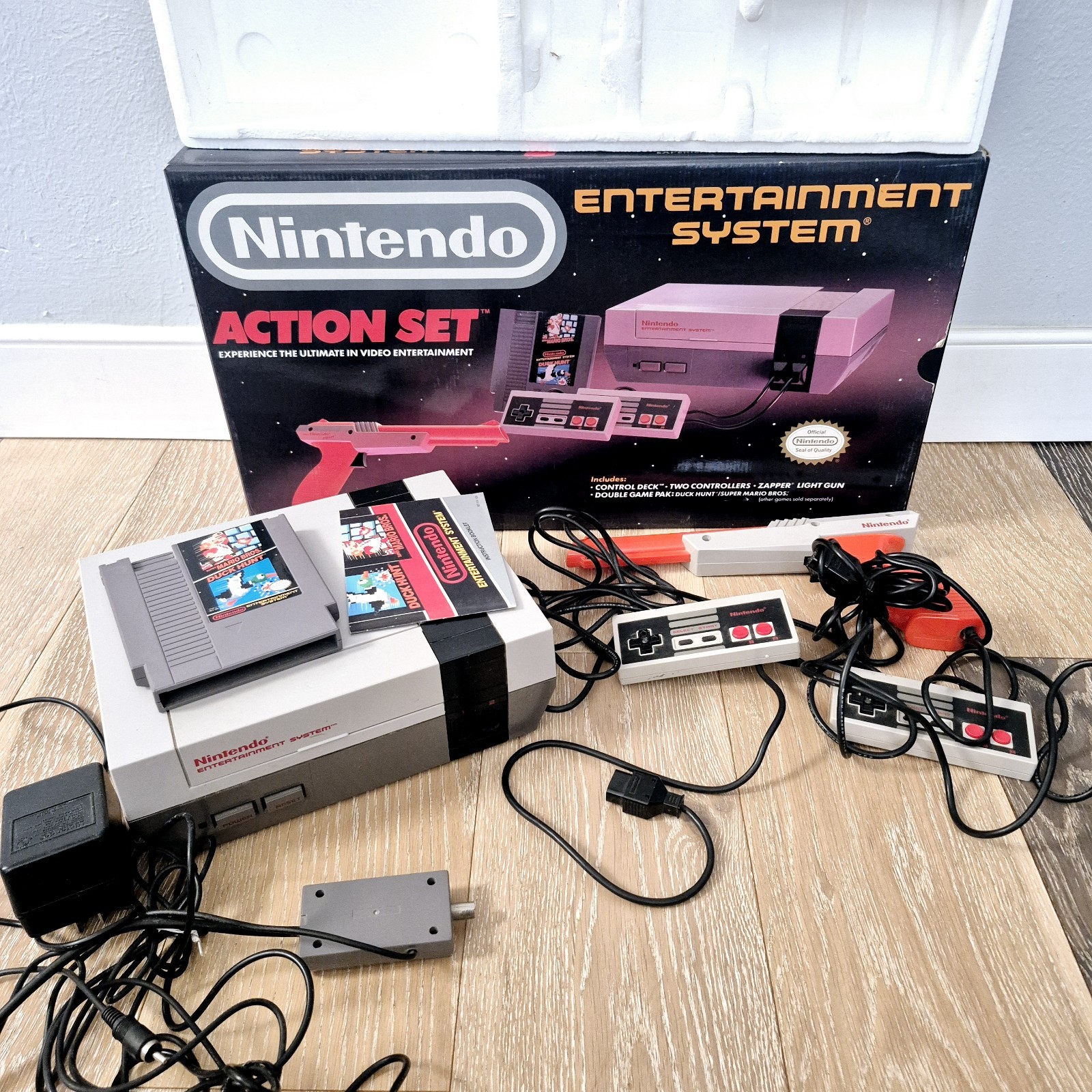 Nintendo NES Action Set Condole Orange Blaster in Original Box