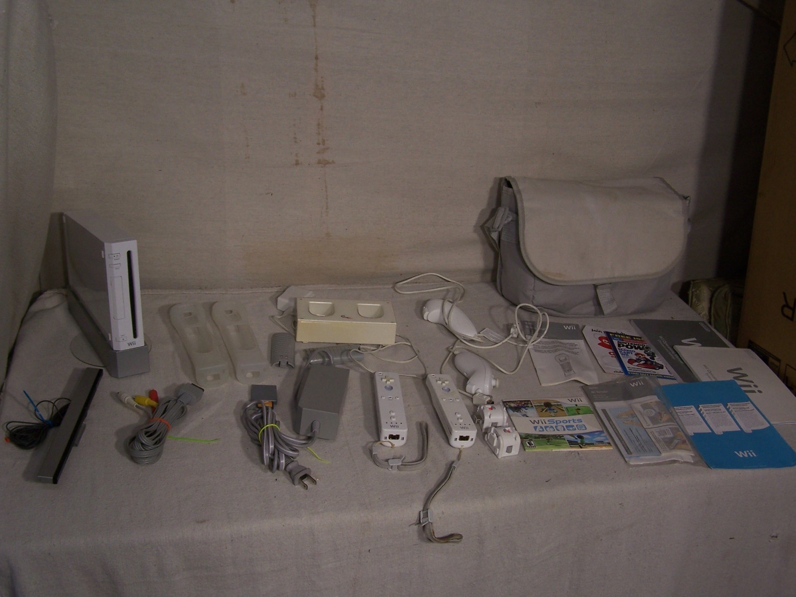 nintendo wii with lots of extras motion plus 2gb memory charger batteries