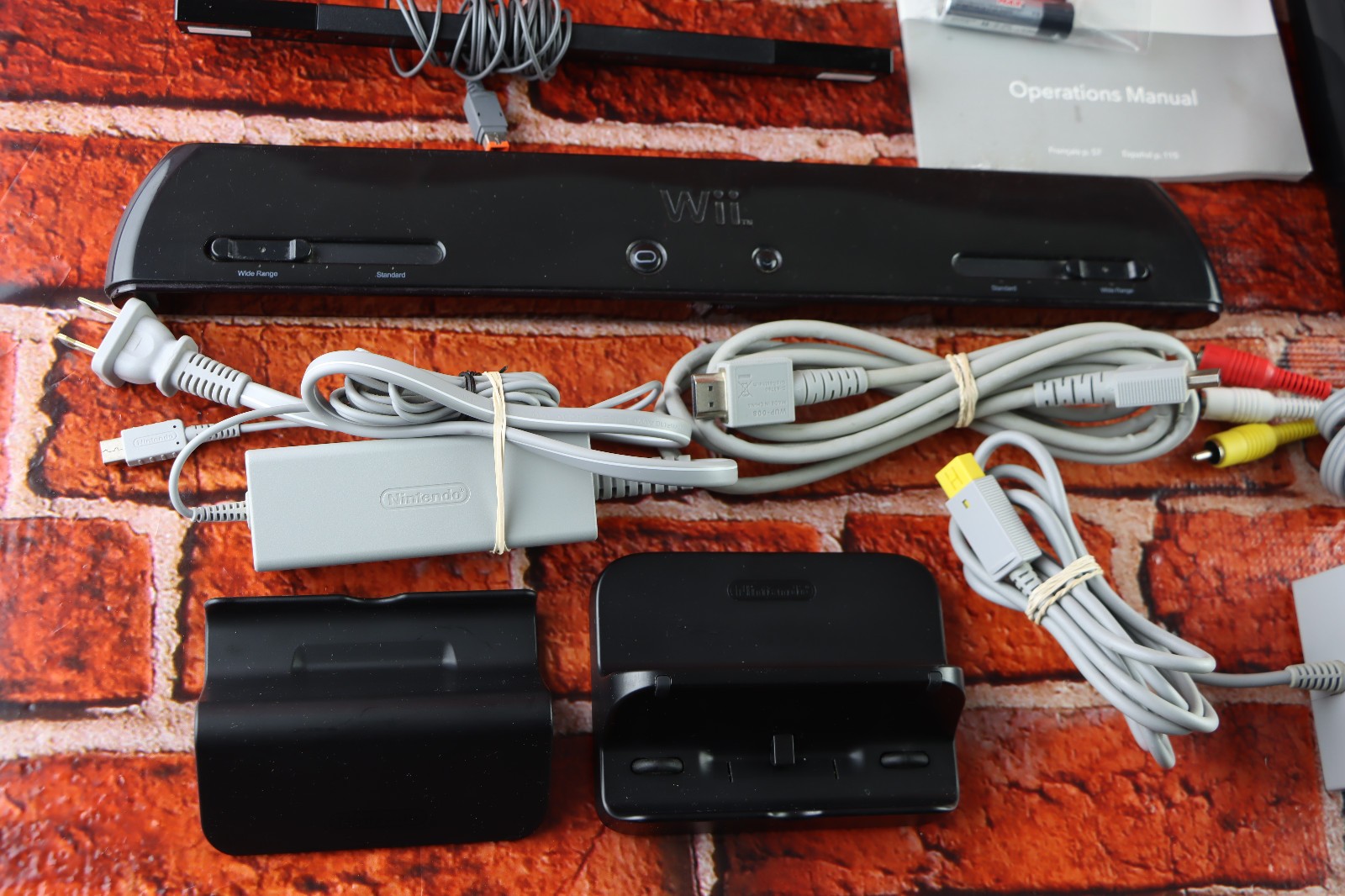 Nintendo Wii U Console Bundle with Game Pad 32GB WUP-101 Bundle WORKING