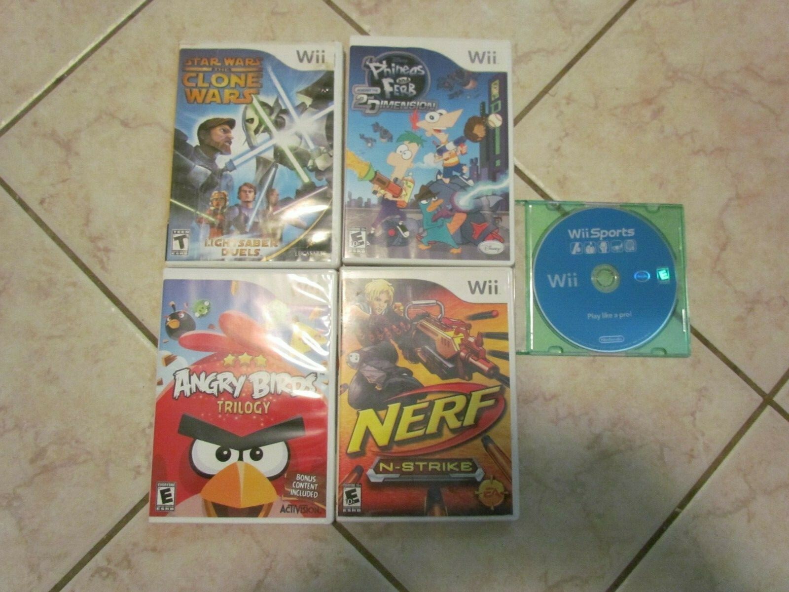 Nintendo WII Bundle Console 2 REMOTES NUNCHUCK 5 GAMES SPORTS GLOVES ZAPPER