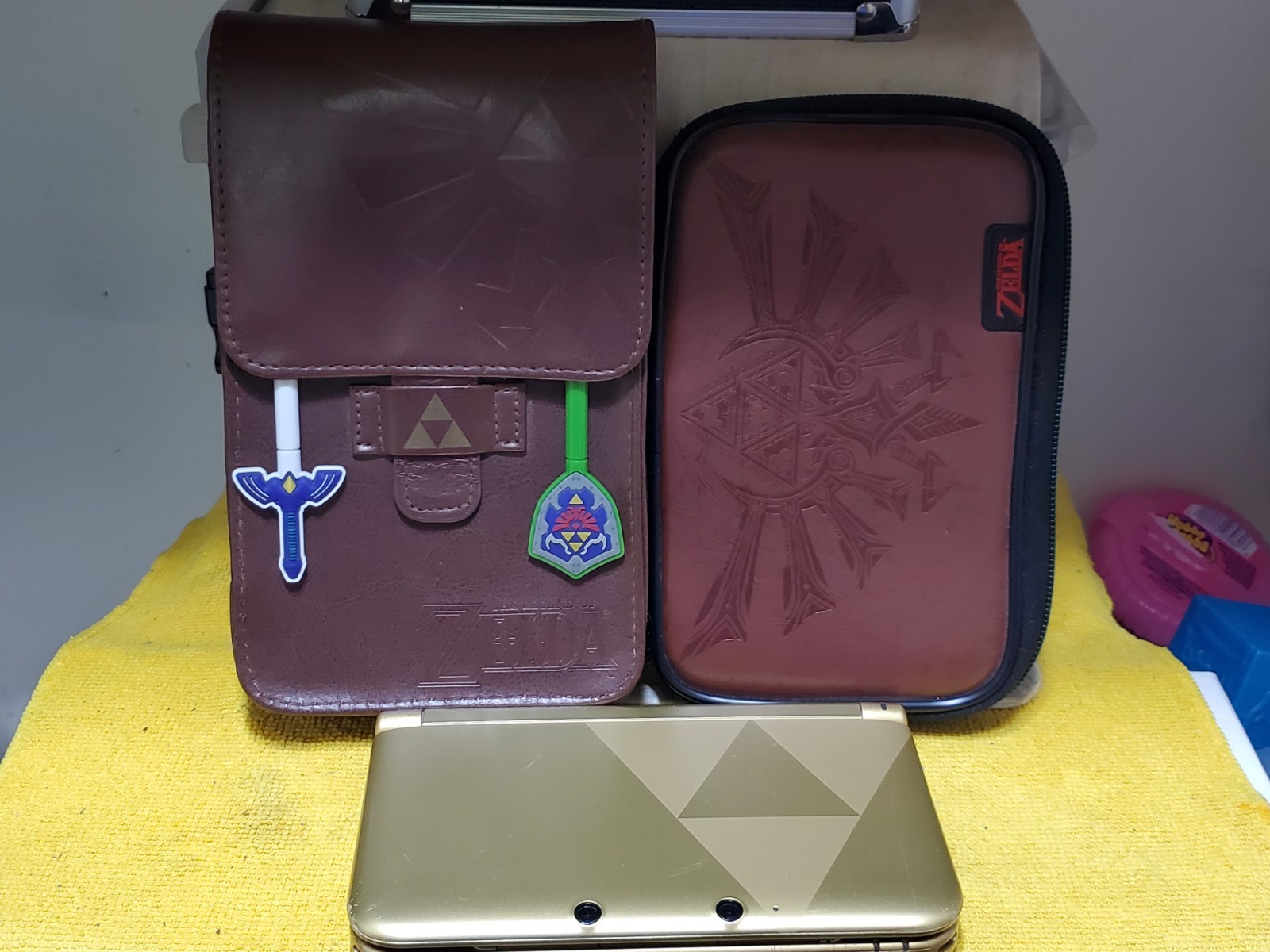 Nintendo 3DSXL Zelda Link Between Worlds Console & (2) Cases & Stylus