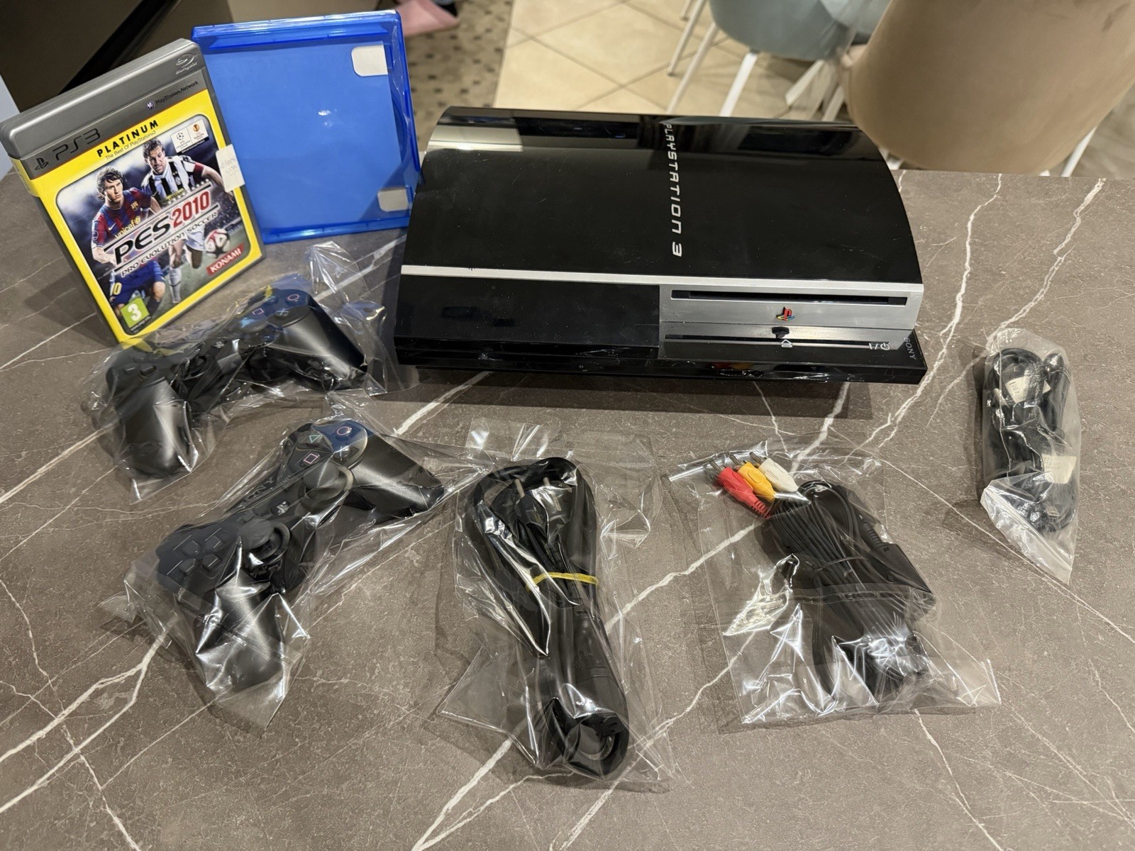 PlayStation 3 PS3 Fat + 2 Joysticks + 2 Games