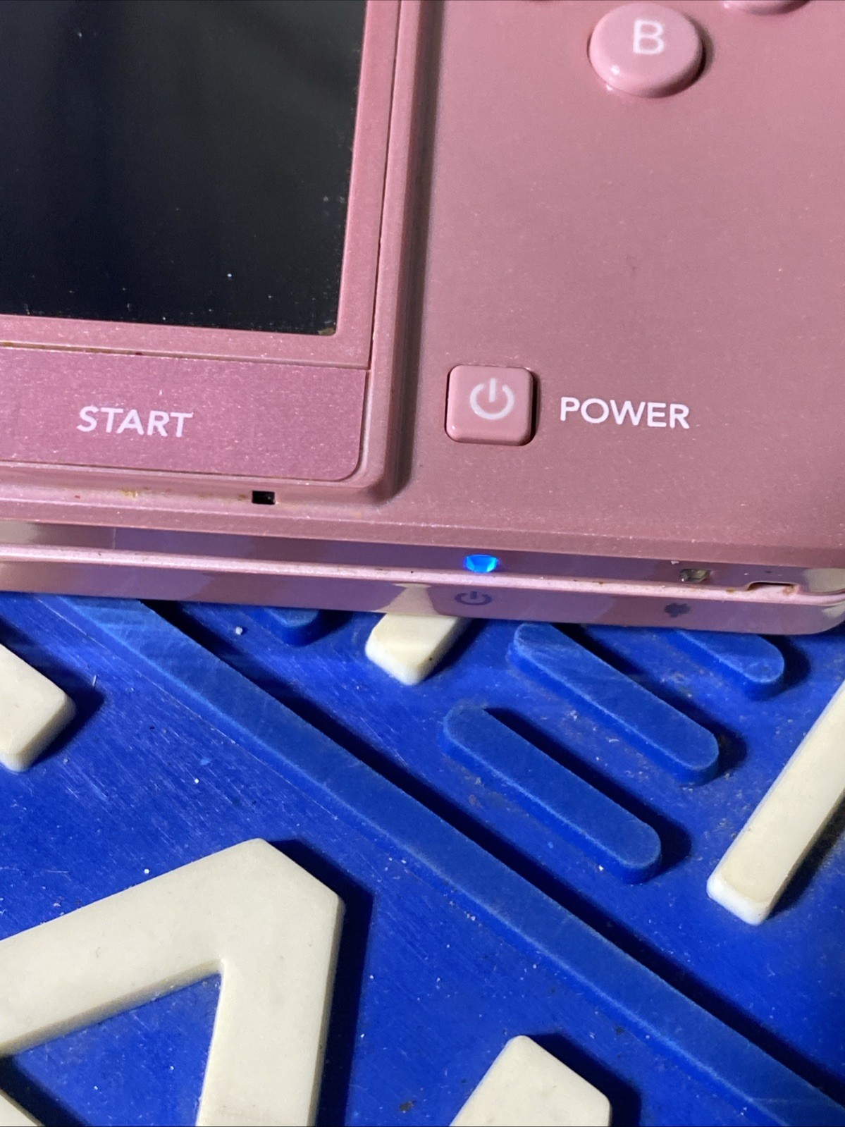Nintendo 3DS “Pearl Pink” OEM Charger, 2GBcard, Mario tennis game. tested A-1