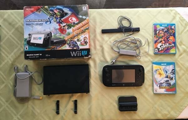 Nintendo Wii U Mario Kart 8 Deluxe Set (32 gb) With 2 Extra Games