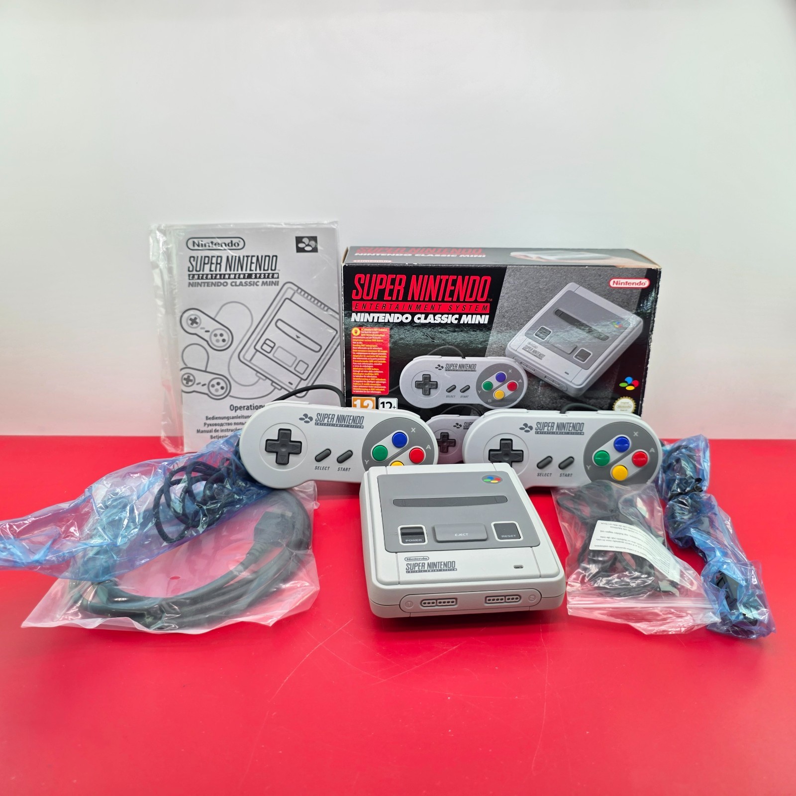 Nintendo Classic Mini: Super Entertainment System (SNES) + 2 Controllers – Grey