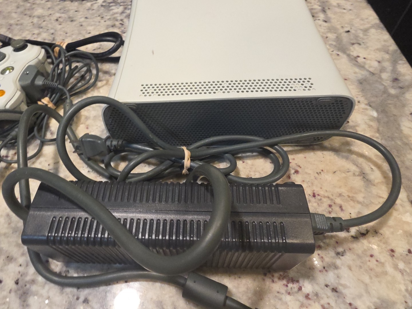 *DISC READER IS BROKEN* White Microsoft Xbox 360 60GB + 1 Controller