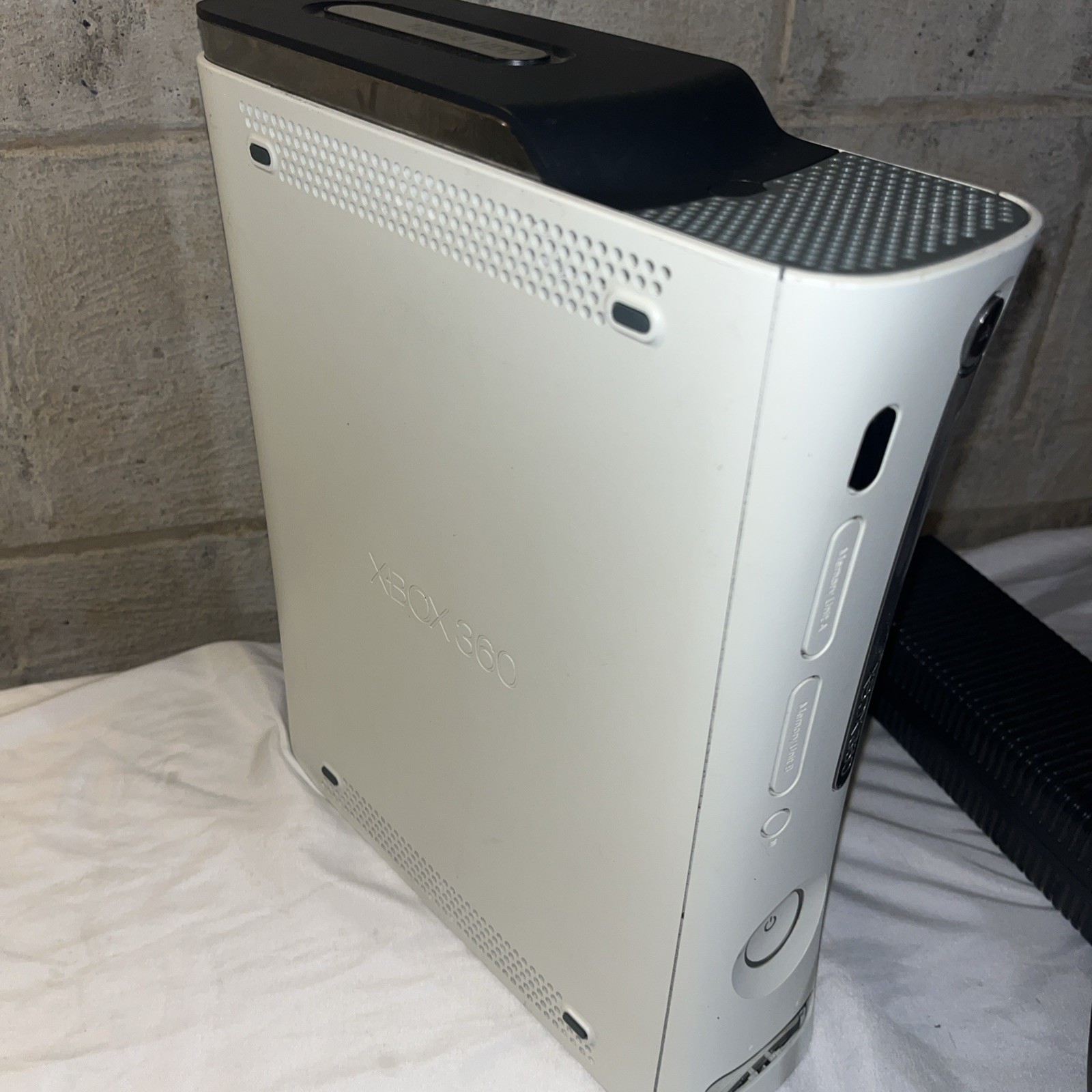 Microsoft Xbox 360 120GB White Bundle: 2 Controllers Wires Tested Factory Reset