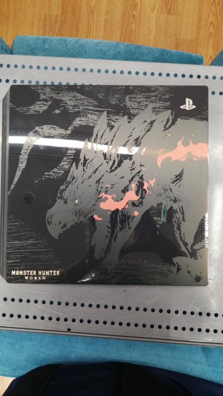 Sony PlayStation 4 Pro CUH-7100B Monster Hunter World Rathalos Home Console