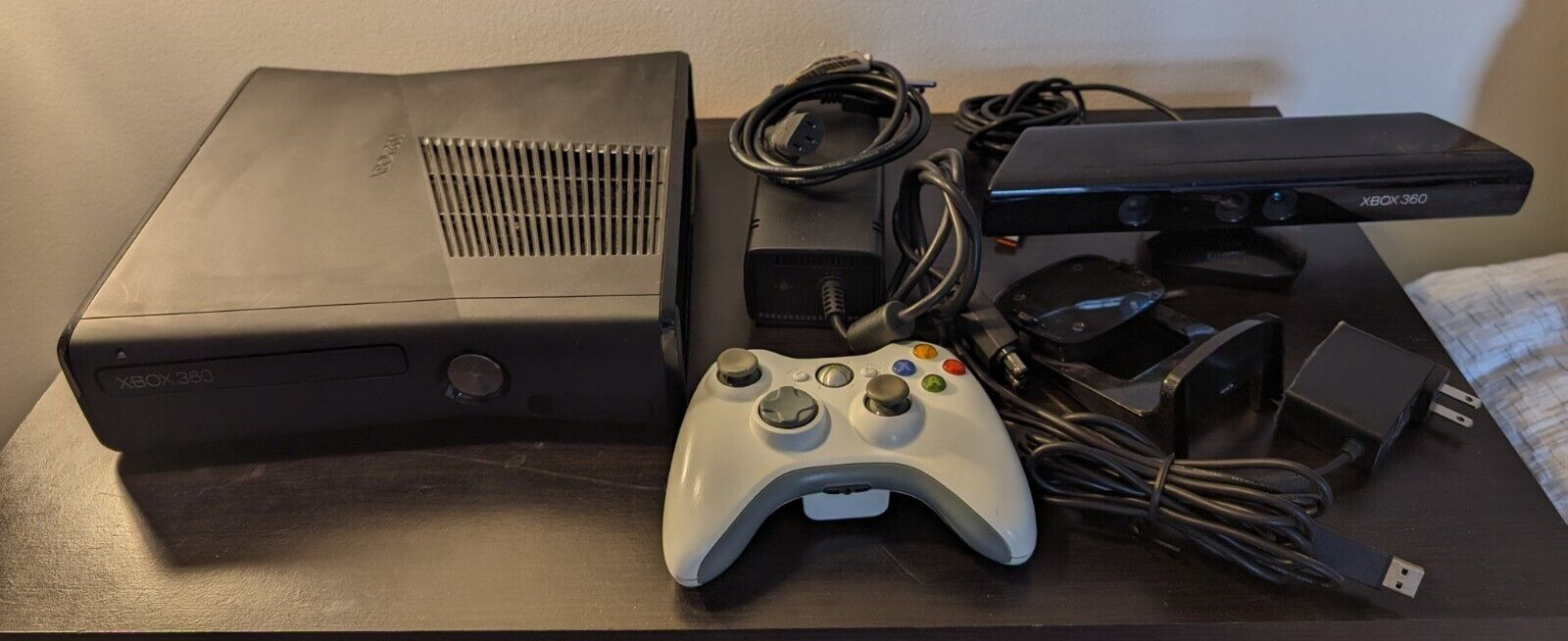 Microsoft Xbox 360 S Console With 1 Controller, Kinect with wall mount