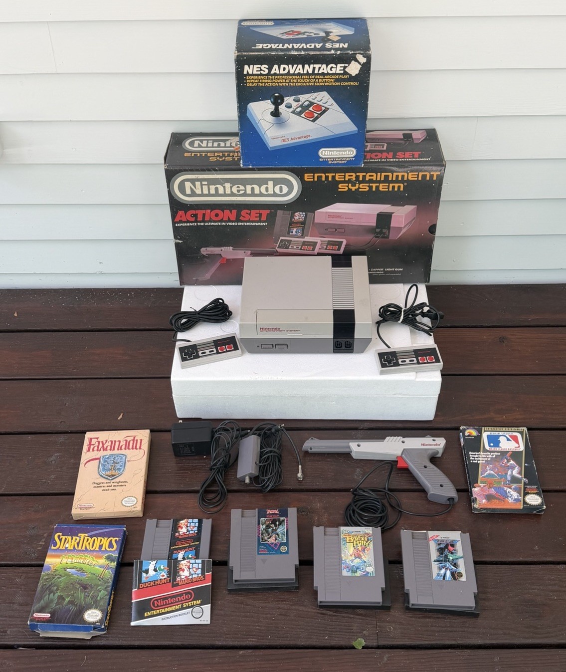 1988 Nintendo NES Action Set Console w/ Box-Controllers-Gun-Adv Remote & 7 Games