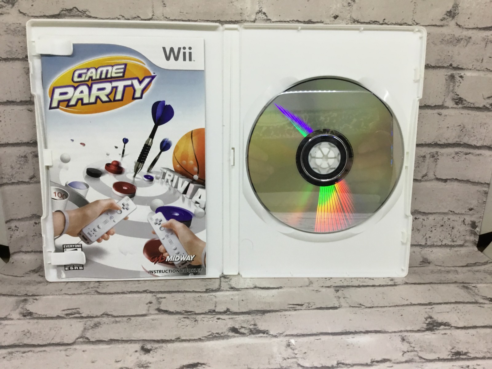 Nintendo Wii Game System Console with 2-REMOTES and game Bundle PLAYS GAMECUBE