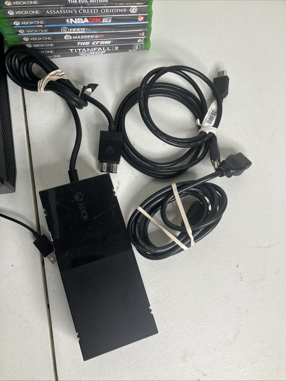 Microsoft XBOX ONE 1540 Console Bundle – 500GB Black Kinect 10 Games Gears O War