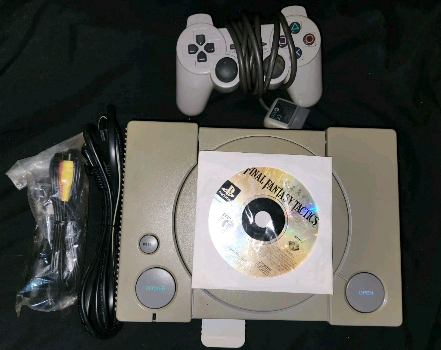 Sony PlayStation Launch Edition Gray Console (SCPH-5001) W/game & Controller