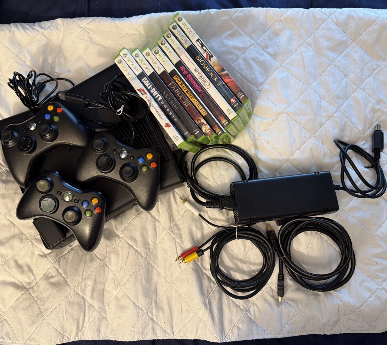 Microsoft Xbox 360 Slim 1439 Bundle Console 3 Controllers Battery Pack & 9 Games