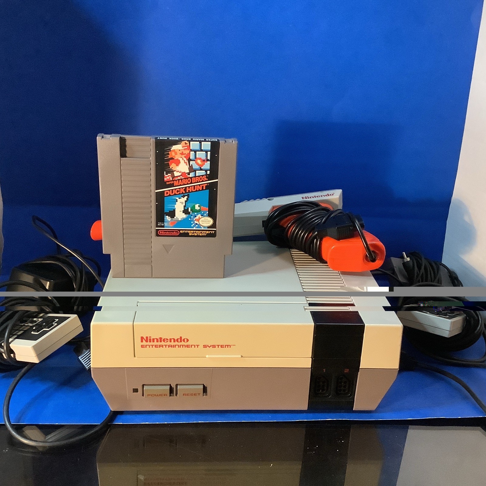 1985 NINTENDO NES-001 VIDEO GAME CONSOLE & CONTROLLERS TESTED