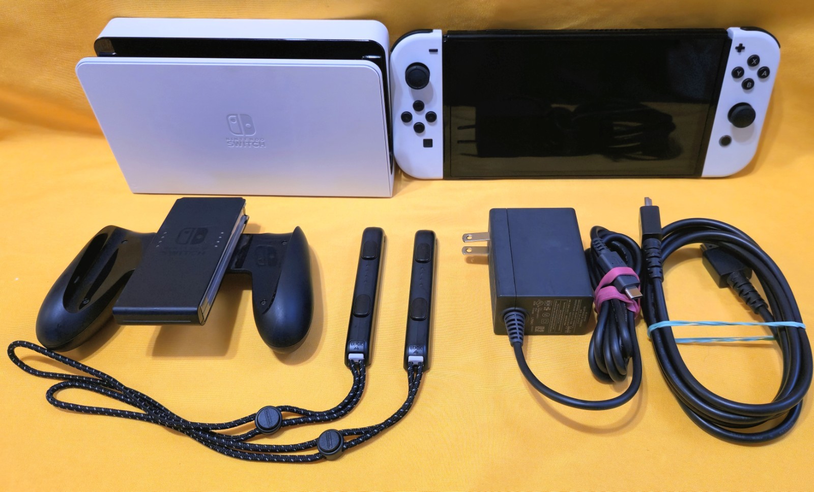 Nintendo Switch OLED 64GB With White Joy-Cons Handheld Console Excellent