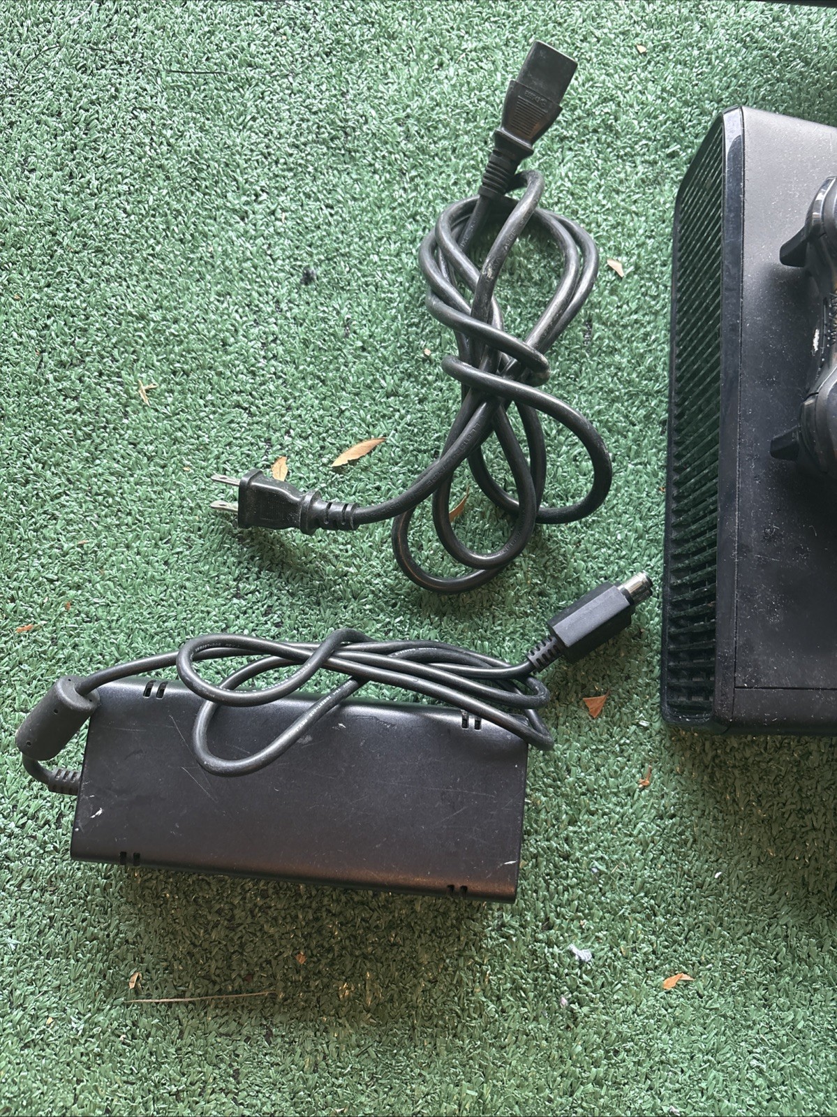 Microsoft Xbox 360 Slim Black with Cords,2 Controllers and Kinect – Un Tested