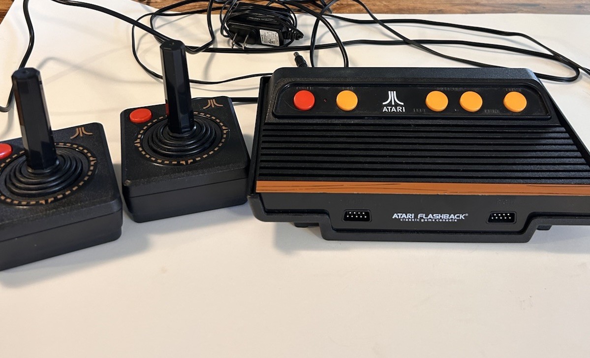 Atari Flashback 8 Classic Gaming Console W/105 Retro Games Preloaded 2 Joystk