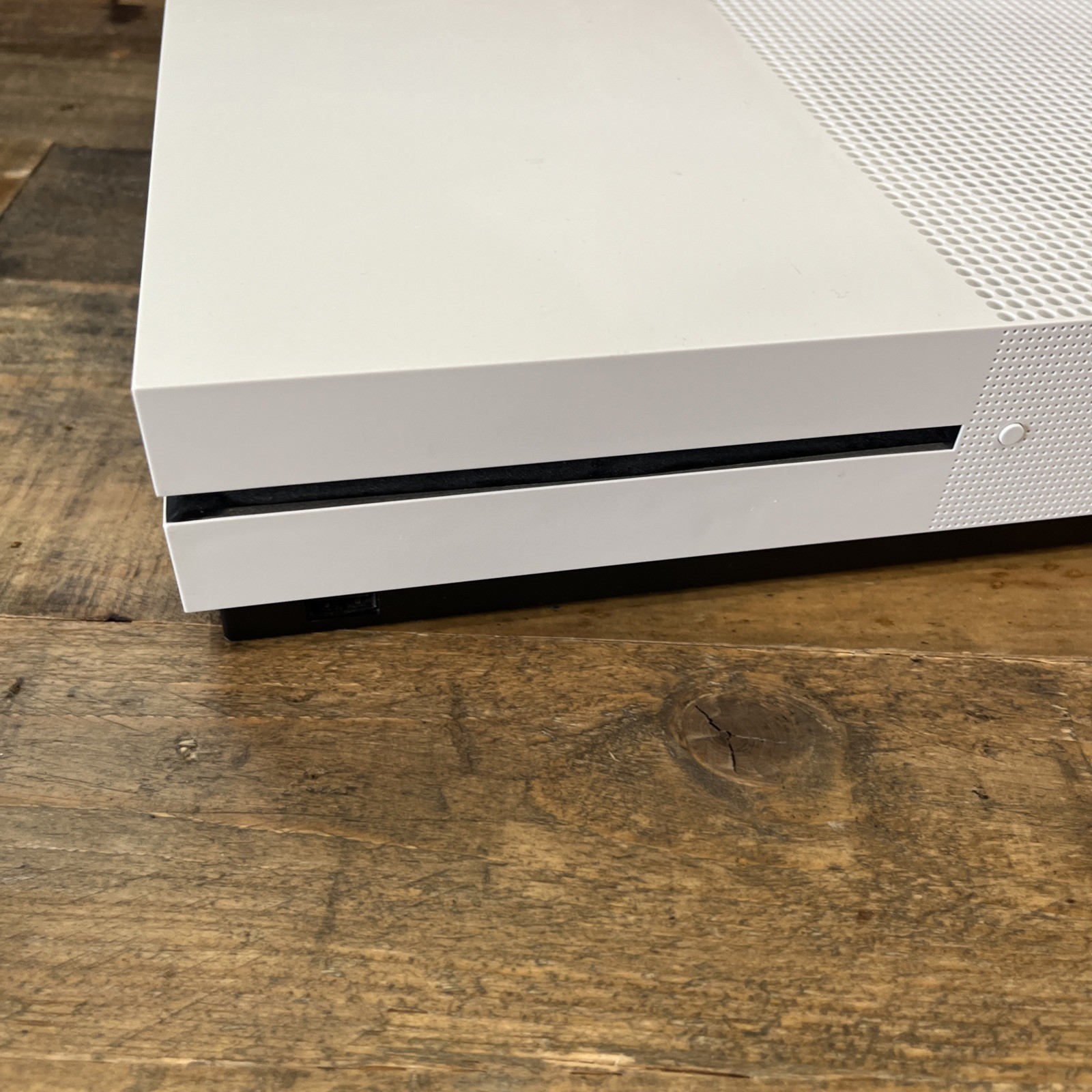 Microsoft Xbox One S 1TB Console – White Model 1681 w/Controller, Cords & Game