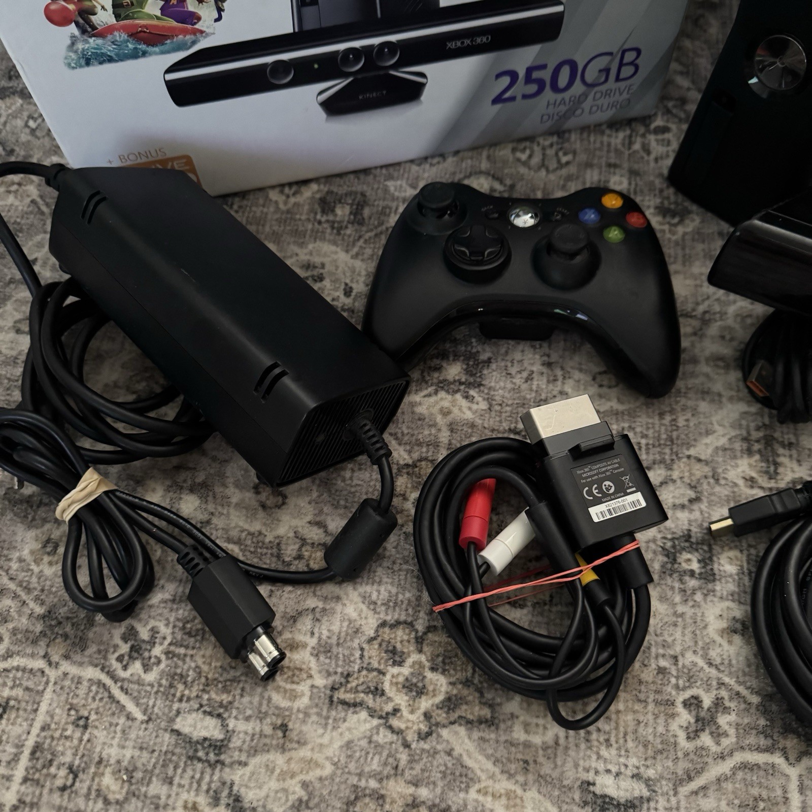 Xbox 360 S Slim IOB Bundle 1439 Console 250GB Kinect, Controller, Cords, Games