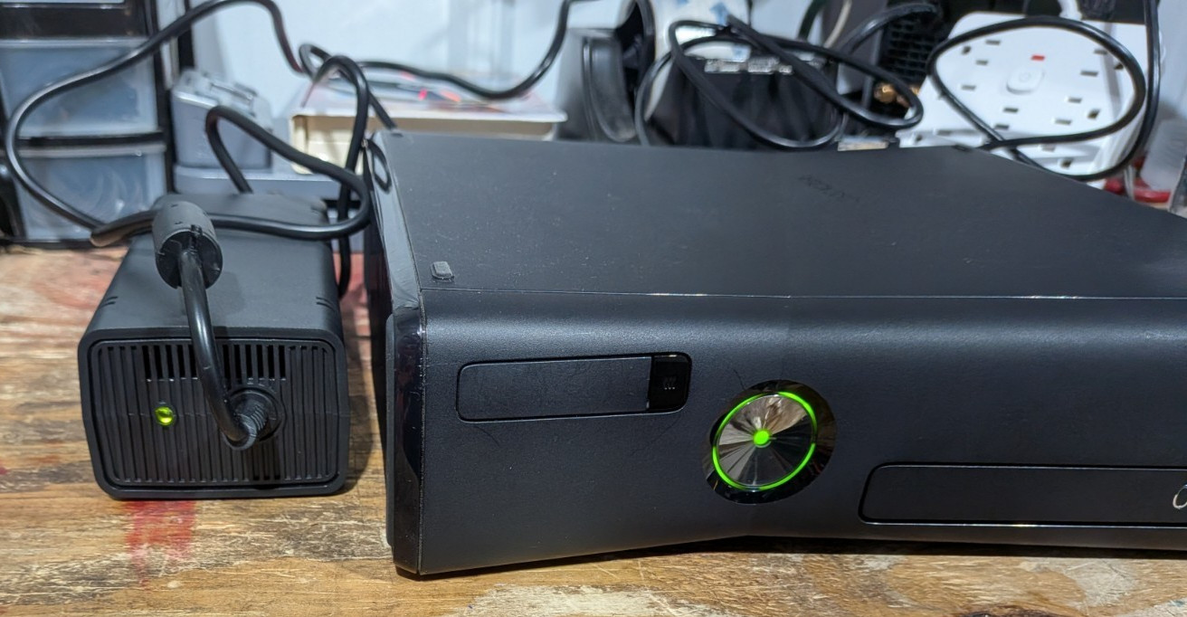 Xbox 360 S Slim 4gb Console Bundle 5 Games 2 Controllers Game Tested