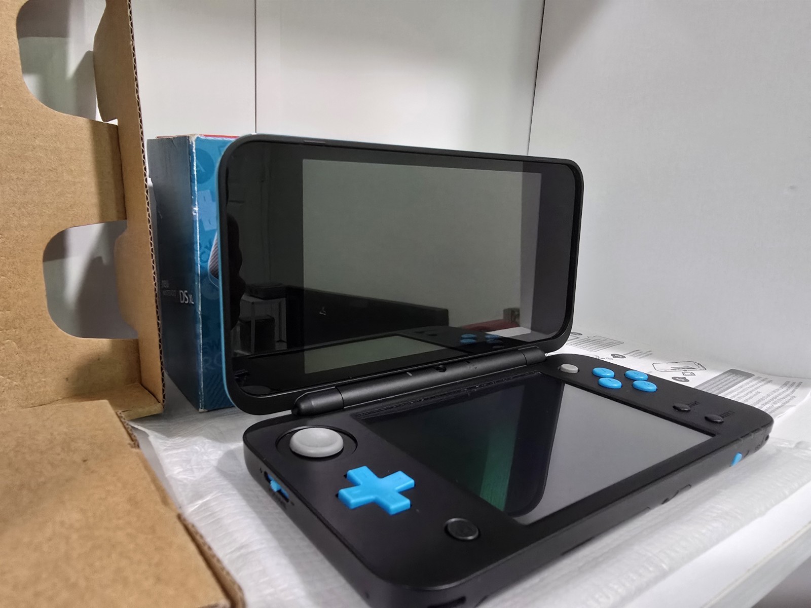 Nintendo 2DS XL Console (CIB) with inserts, charger, manual, SD and Mario Game