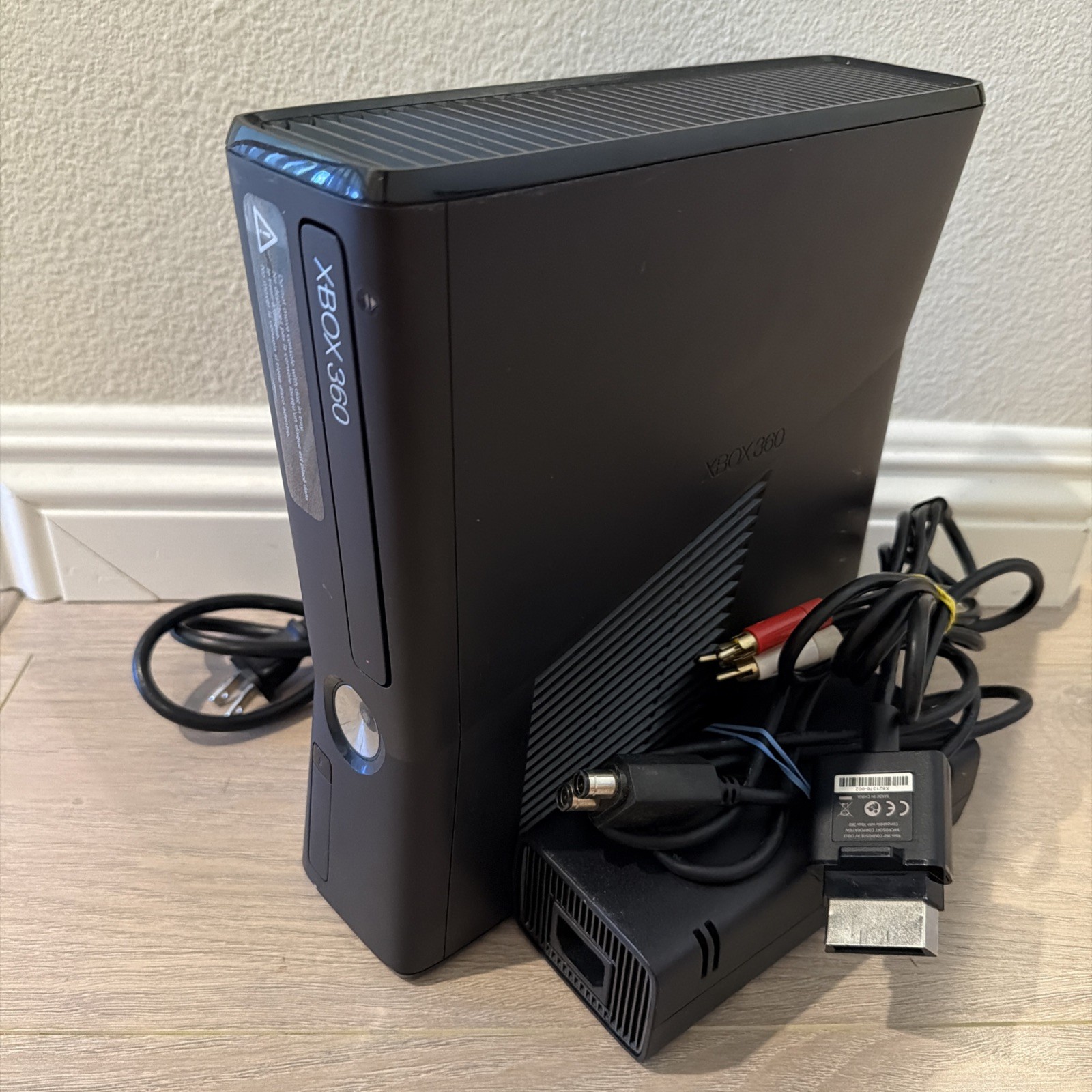 Xbox 360 Matte Black Console 4 GB W Cables/Controller NO HDD READ DESC