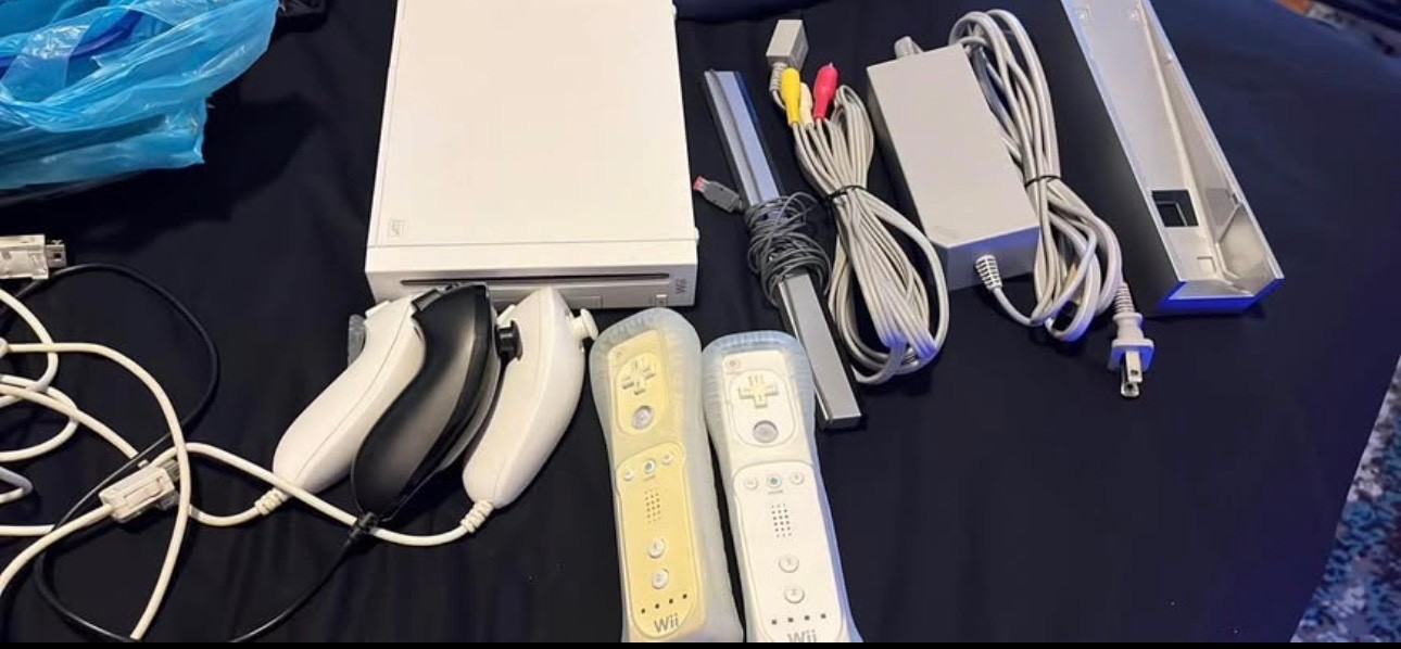 Nintendo Wii 512MB Gaming Console – White (RVLSWFSP)