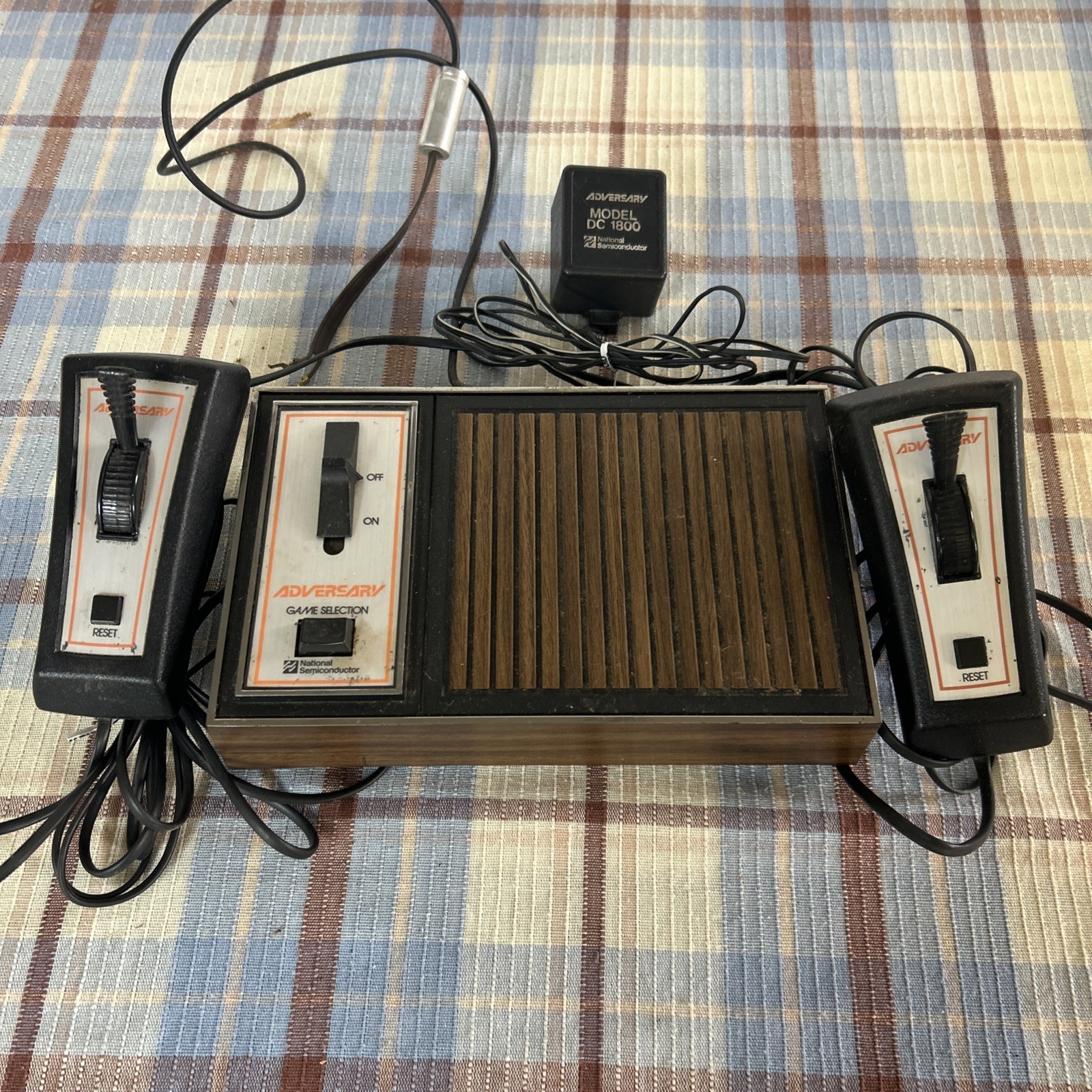 Adversary National Semiconductor 1976 Vintage Classic Video Game Console