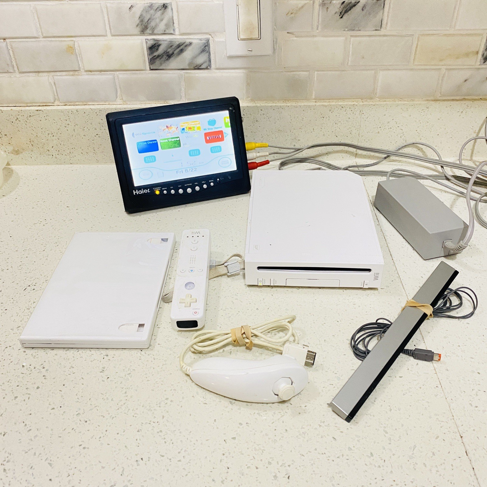 Nintendo Wii RVL-001 (USA) Console and All Cords w/ Sensor Nunchuck & controller