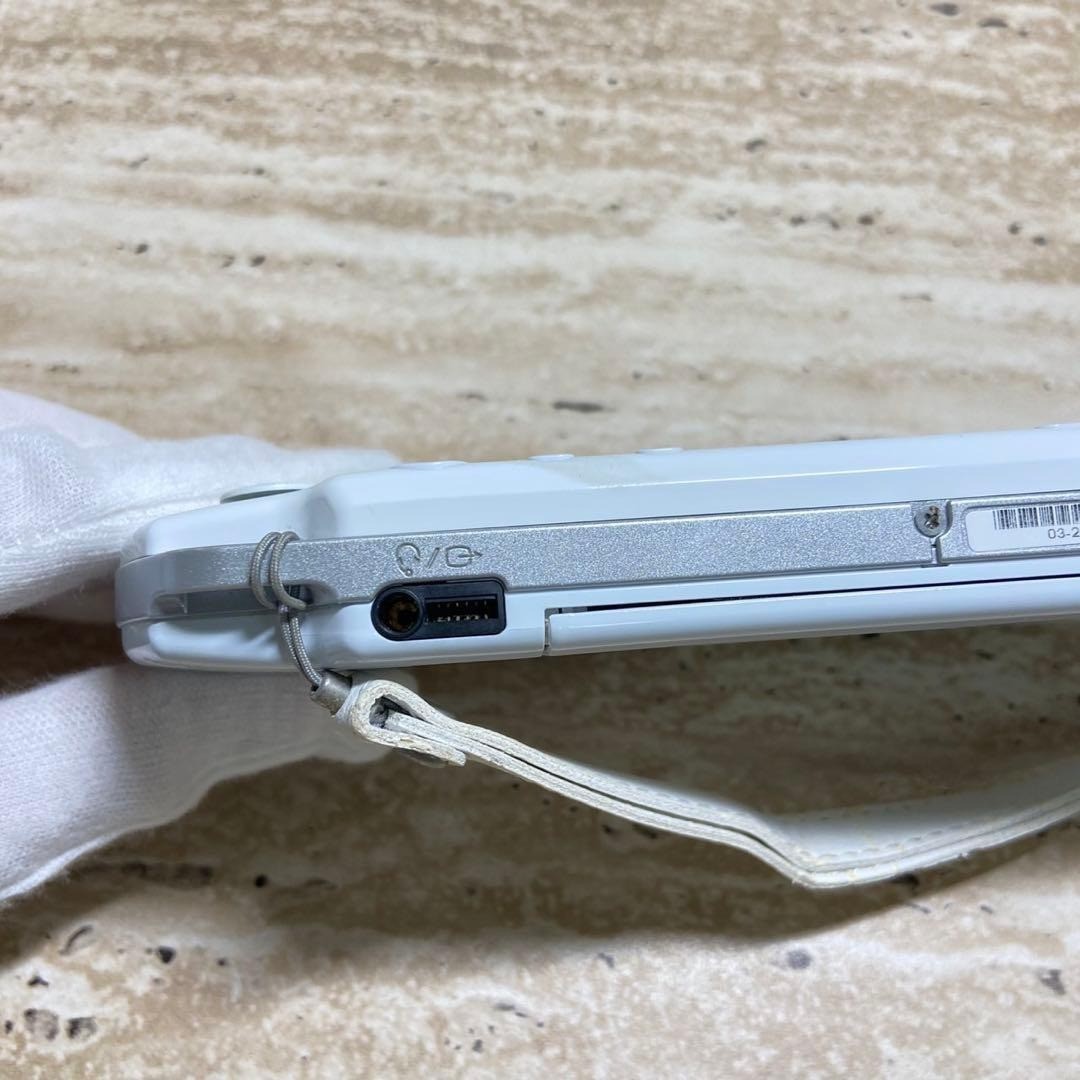 Sony PSP 2000 Ceramic White Almost Unused Complete in Box 6760