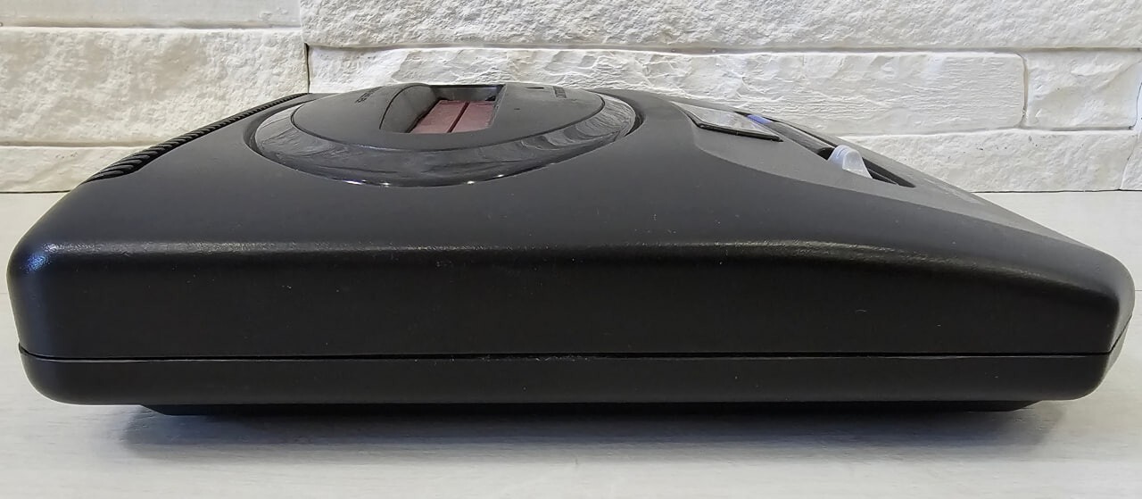 Mega Drive 2 Vintage Retro 1990s Game Console 16 bit analog Sega read descript