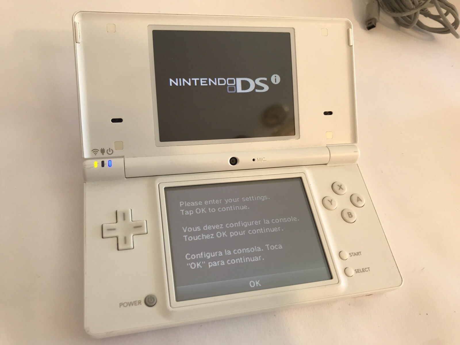 Nintendo DSi Handheld Game Console – White- with charger and 8 games