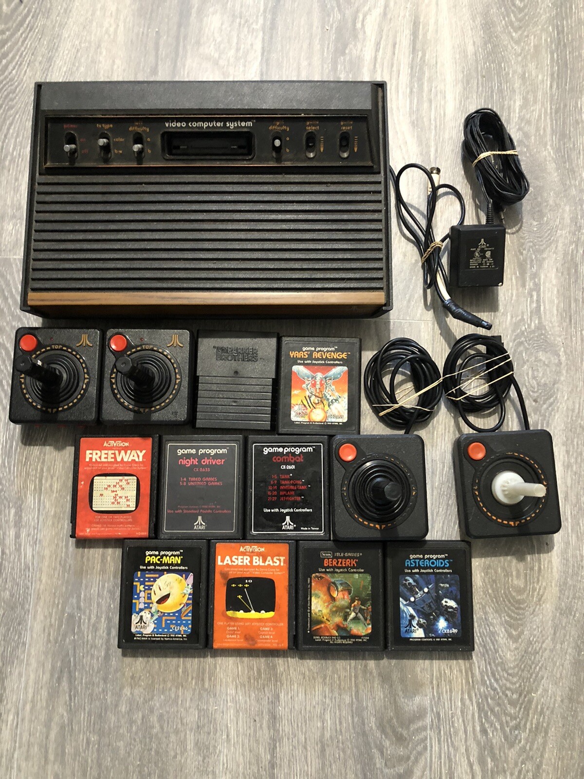 Atari 2600 VCS Console Wood Grain 9 Games Controllers Complete Untested Good Con