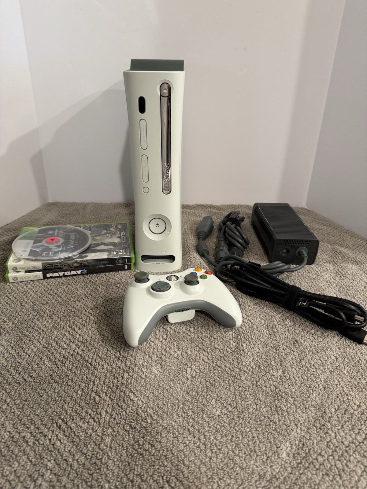 Microsoft Xbox 360 System Bundle 60GB White Console w/ 3 Games Power Cord and Ca