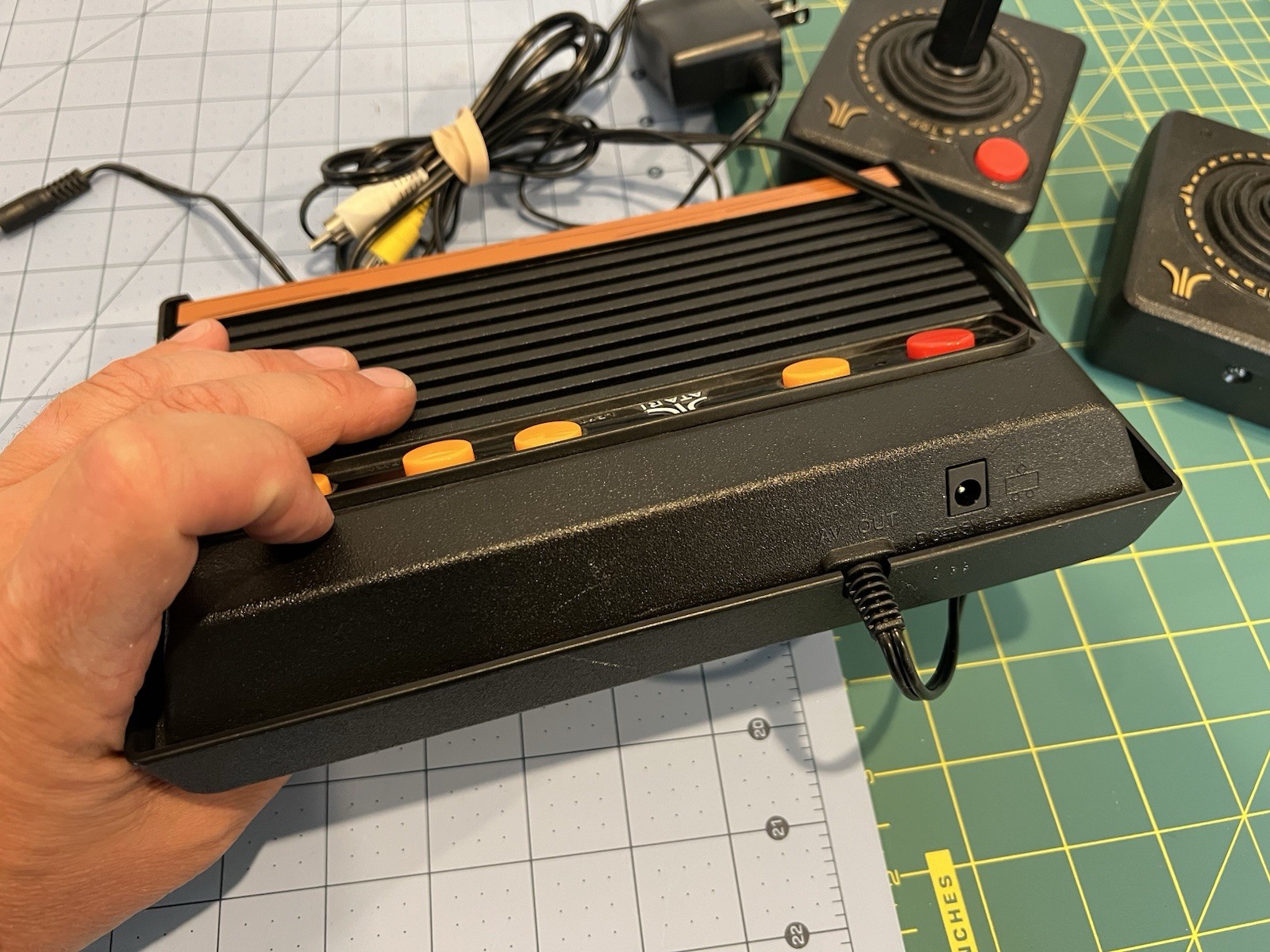 ATARI FLASHBACK 7 CLASSIC GAME 2600 CONSOLE & WIRELESS JOYSTICKS 101 GAMES A+