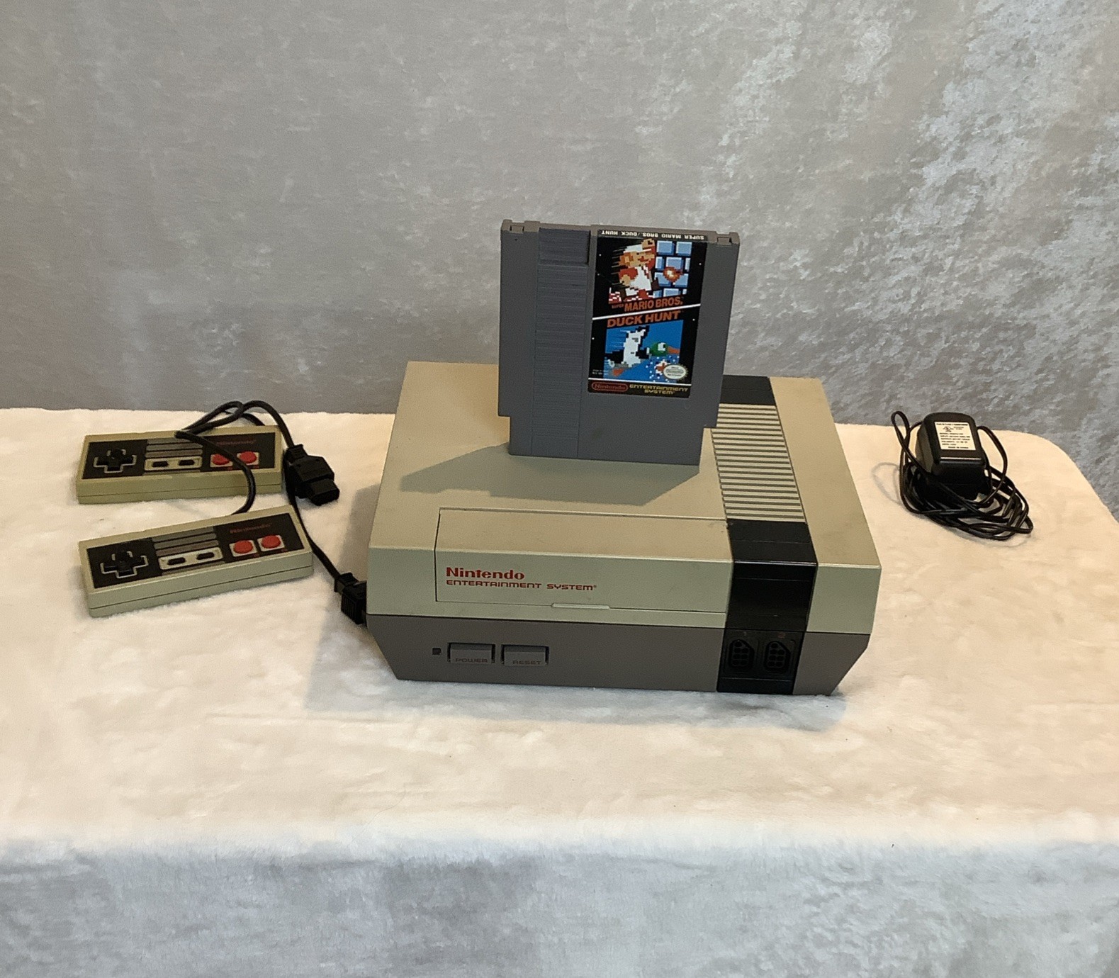 Nintendo Entertainment System Cons+ 2 Controllers + Super Mario Bros./ Duck Hunt