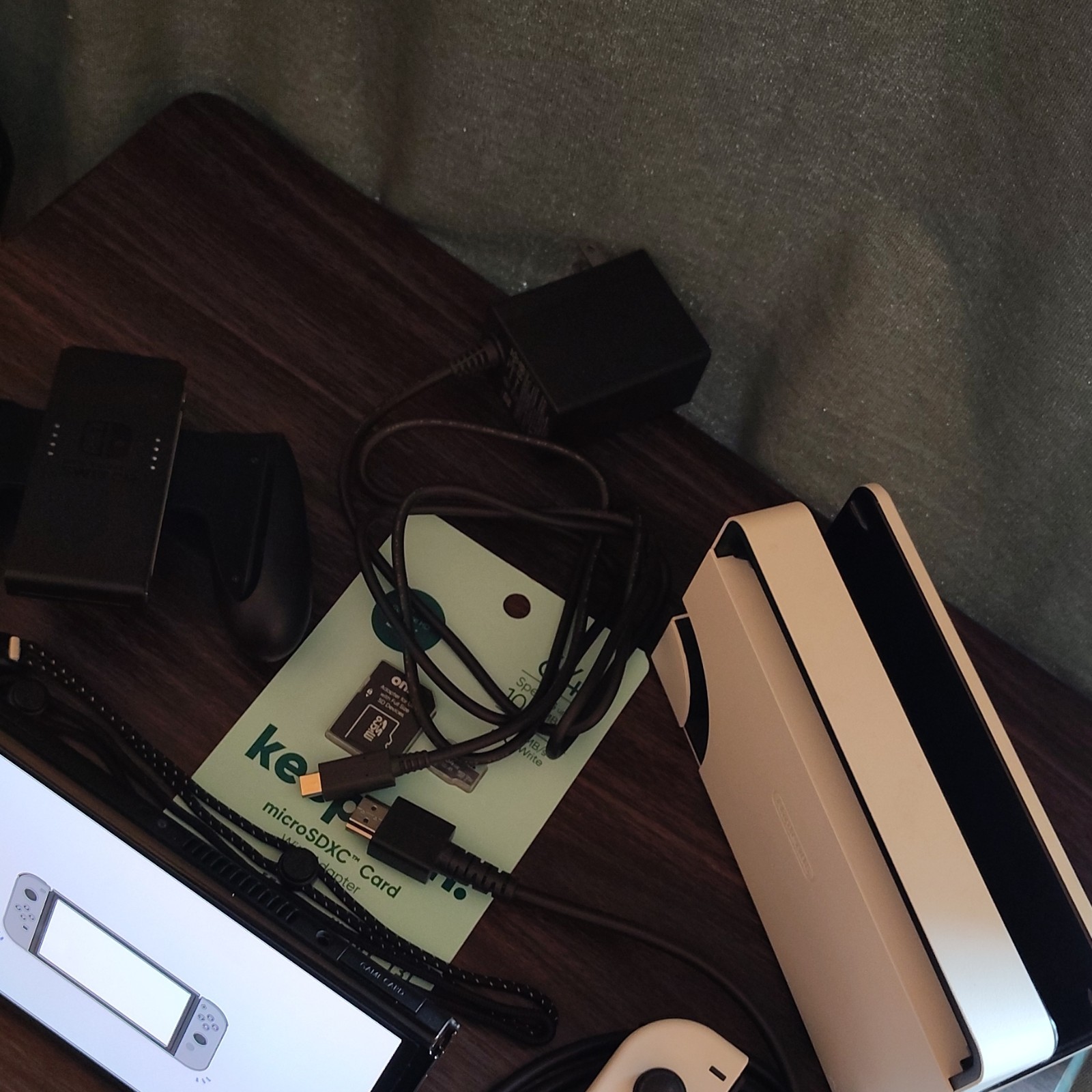 Switch OLED (Excellent Condition) Bundle With 64gb Sd Card And Adapter