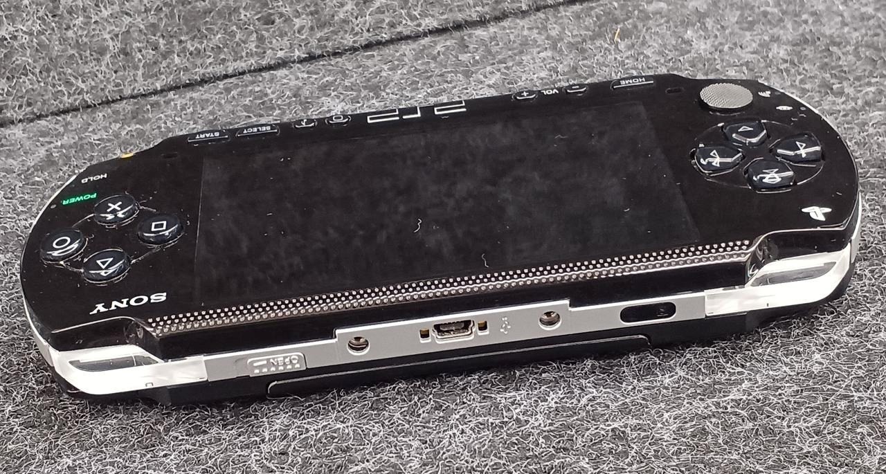 Sony PlayStation Portable PSP-1000 G1 Giga Pack Console Bundle A2391